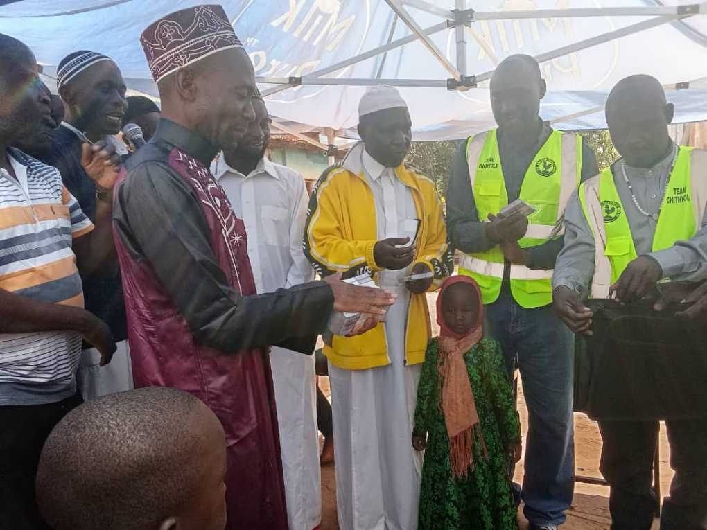 Chithyola Donates MK5 Million and 20 Bags of Maize to Santhe Masjid